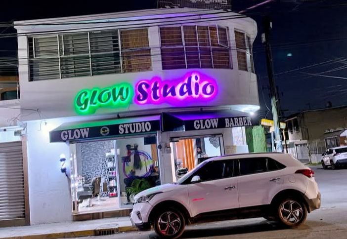 Fachada de Glow Studio con letreros de neón de Glow Studio y Glow Barber en Cuautitlán Izcalli